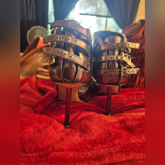 Shoes - Picture 4 of 9